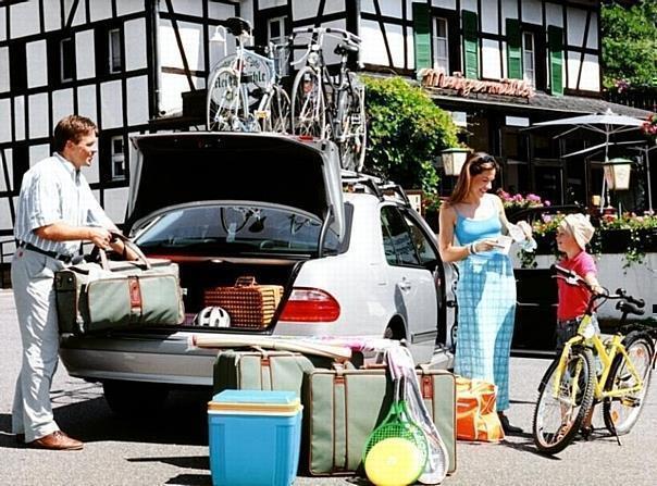 Achtung bei der Fahrt mit einem voll beladenen Wagen. Der Schwerpunkt wandert nach oben und nach hinten, das Fahrverhalten verändert sich nachhaltig. 